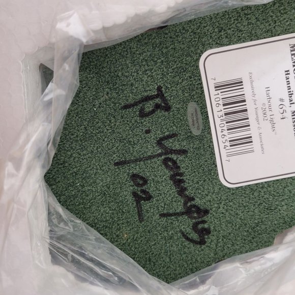 Harbour Lights Mark Twain Memorial Lighthouse Hannibal, Missouri #654, 2002 - Picture 8 of 12